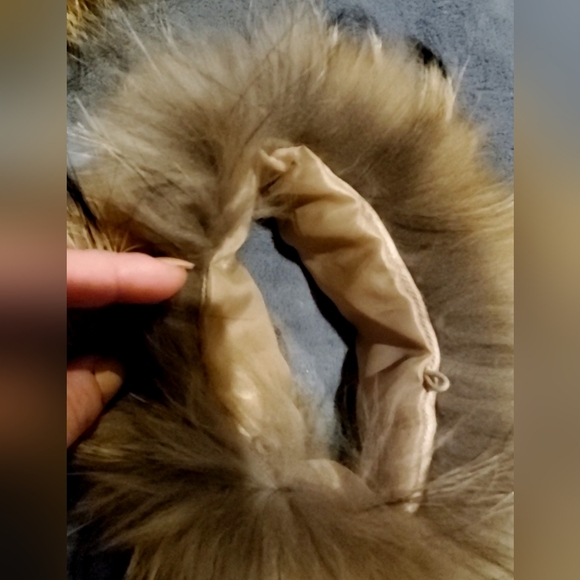 Finn Raccoon Fur Cuffs & Collar Set - Picture 15 of 17